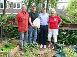 Frisch auf den Tisch – mit Gemüsen und Früchten aus dem „Essbaren Garten“ im JuGz Glashütte