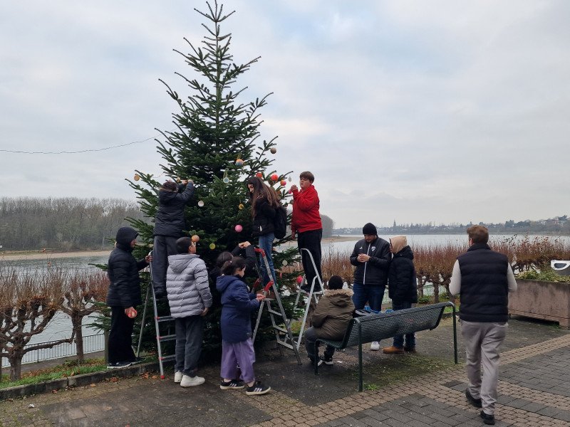 Traditionelles Weihnachtsbaumschücken beim Rathaus mit der JuGZ Glashütte