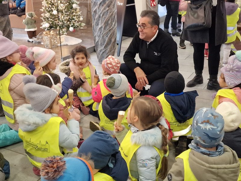 Traditionelles Weihnachtsbaumschmücken in der Innenstadt mit Porzer Kita