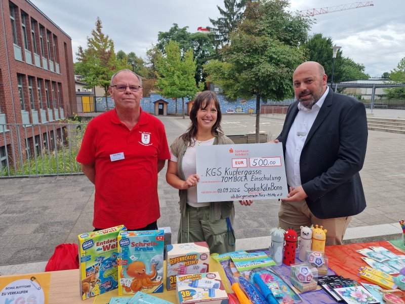 "hiermitHerz" der SpaKa KölnBonn spendet 500 € für eine Tombola bei der Einschulung