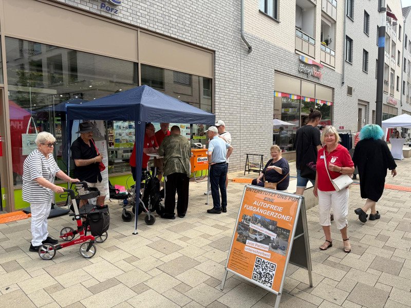Am 26.10.2026 wird die Petition "Sichere und autofreie Fußgängerzone in der Porzer Mitte" an den OB übergeben
